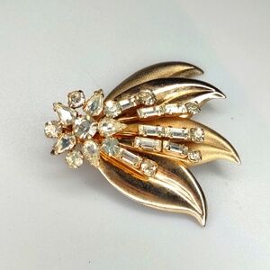 Vintage Gold Toned Brooch Pin Pendant Costume Jewelry white rhinestone